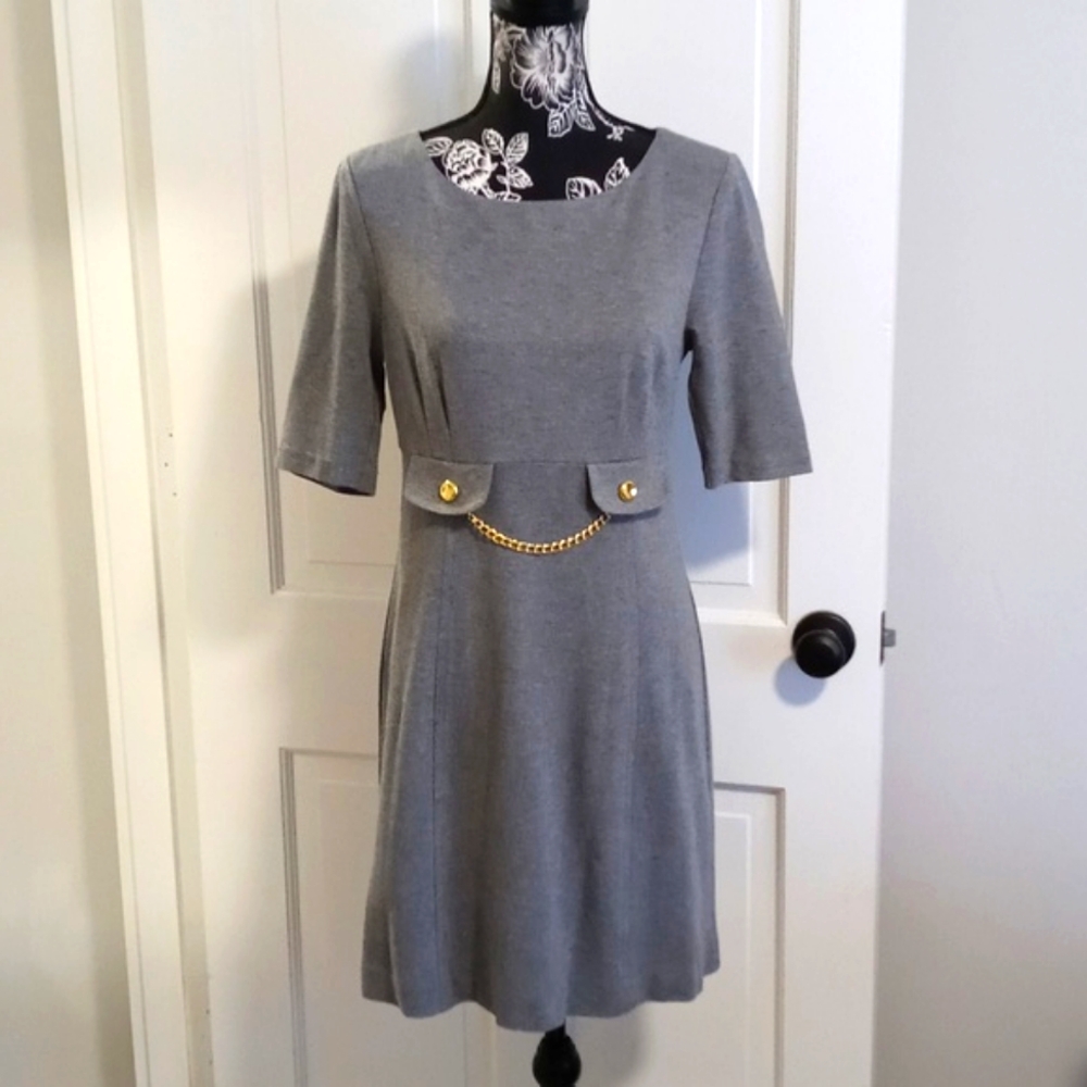 🩶Trina Turk🩶 - Gray Sheath Dress w/Gold Chain Brooch Detail